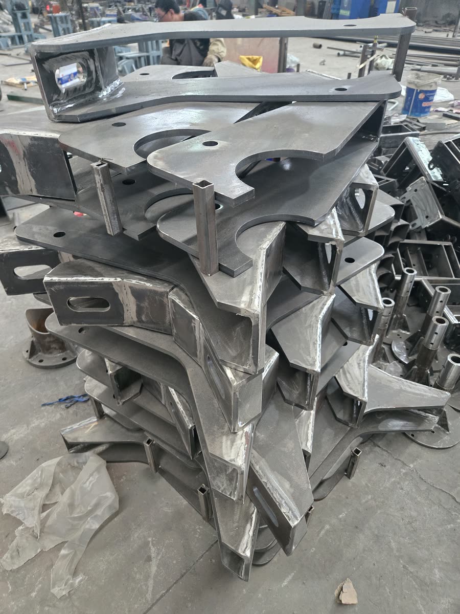 Steel structure components fabricated in the workshop