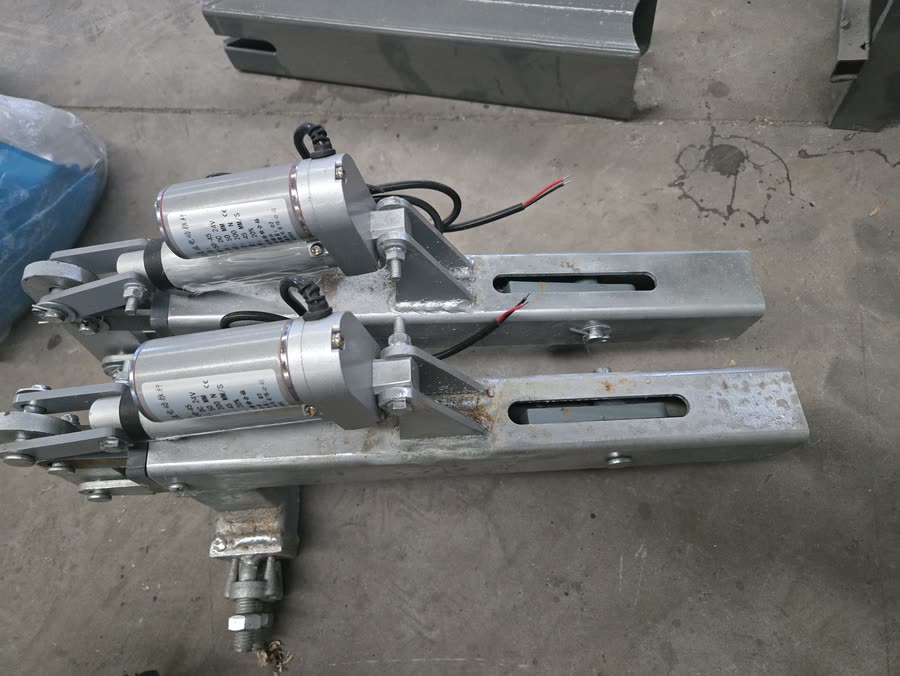 Release hook and launch mechanism at the upper station